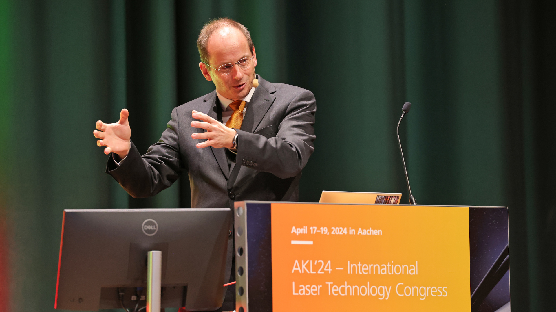 Prof. Constantin Häfner eröffnete die Gerd Herziger Session mit seinem Vortrag »Auswirkungen von Digitalisierung und KI auf die Wertschöpfung und Geschäftsmodelle in der Lasertechnik«.